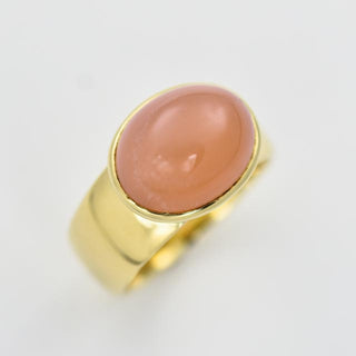 Hild Ring aus Gelbgold mit Mondstein