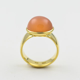 Hild Ring aus Gelbgold mit Mondstein