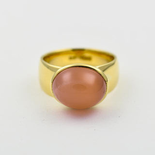 Hild Ring aus Gelbgold mit Mondstein