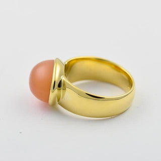 Hild Ring aus Gelbgold mit Mondstein