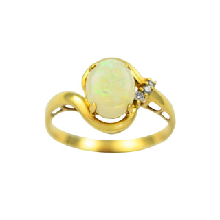 Ring aus Gelbgold mit Opal und Brillant