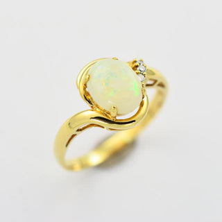 Ring aus Gelbgold mit Opal und Brillant
