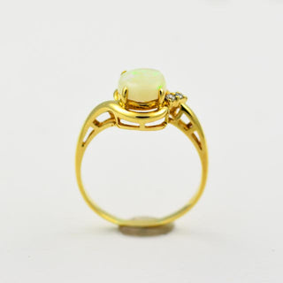Ring aus Gelbgold mit Opal und Brillant