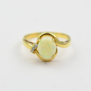 Ring aus Gelbgold mit Opal und Brillant