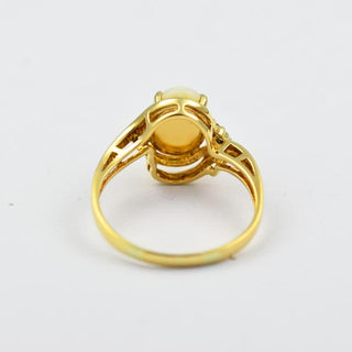 Ring aus Gelbgold mit Opal und Brillant
