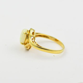 Ring aus Gelbgold mit Opal und Brillant