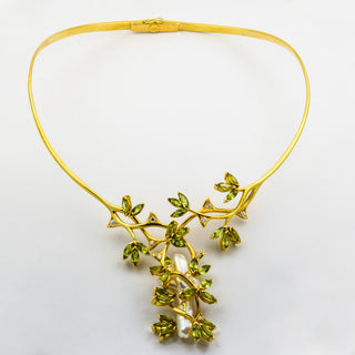 Collier aus Gelbgold mit Peridot, Brillant und Perle