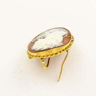 Anhänger/Brosche aus 750 Gelbgold mit Muschelkamee, nachhaltiger second hand Schmuck perfekt aufgearbeitet