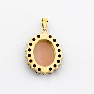 Anhänger aus 333 Gelbgold mit Kamee und Granat, nachhaltiger second hand Schmuck perfekt aufgearbeitet