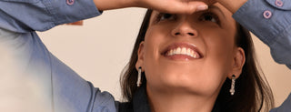 Model trägt antike Ohrhänger im Jugendstil