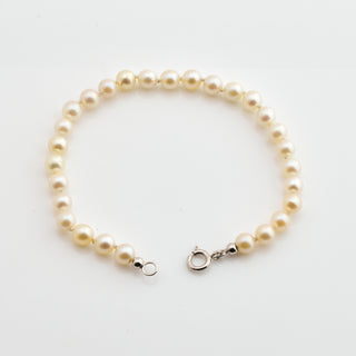 Perlenarmband mit Schließe aus 585 Weißgold, nachhaltiger second hand Schmuck perfekt aufgearbeitet