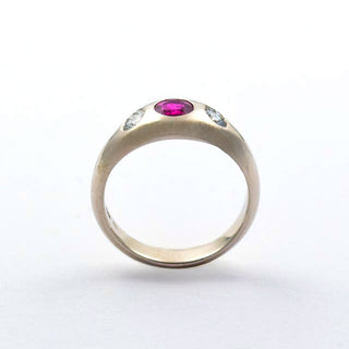 Rubinring aus 585 Weißgold mit Brillant, nachhaltiger second hand Schmuck perfekt aufgearbeitet