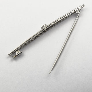 Brosche aus 750 Weißgold mit Brillant, neuwertig, nachhaltiger second hand Schmuck perfekt aufgearbeitet