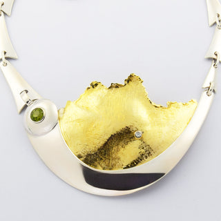 Collier aus 585 Gold/Silber mit Peridot und Brillant, nachhaltiger second hand Schmuck perfekt aufgearbeitet