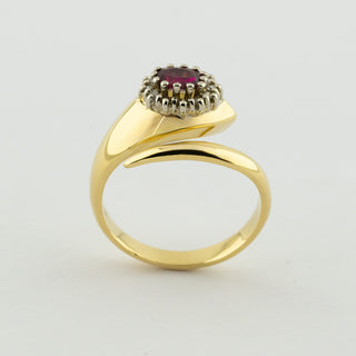 Rubinring aus 750 Gelb- und Weißgold mit Diamant, nachhaltiger second hand Schmuck perfekt aufgearbeitet