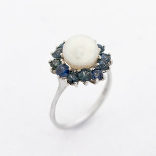 Entourage-Ring aus 750 Weißgold mit Perle und Saphir, nachhaltiger second hand Schmuck perfekt aufgearbeitet