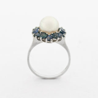 Entourage-Ring aus 750 Weißgold mit Perle und Saphir, nachhaltiger second hand Schmuck perfekt aufgearbeitet