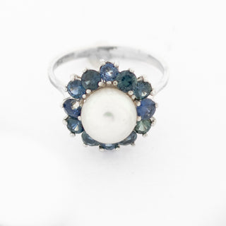 Entourage-Ring aus 750 Weißgold mit Perle und Saphir, nachhaltiger second hand Schmuck perfekt aufgearbeitet