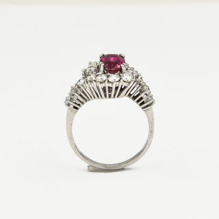 Entourage-Ring aus 585 Weißgold mit Rubin und Brillant, nachhaltiger second hand Schmuck perfekt aufgearbeitet