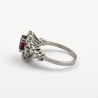 Entourage-Ring aus 585 Weißgold mit Rubin und Brillant, nachhaltiger second hand Schmuck perfekt aufgearbeitet