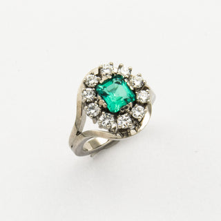 Entourage-Ring aus 750 Weißgold mit Smaragd und Brillant, nachhaltiger second hand Schmuck perfekt aufgearbeitet