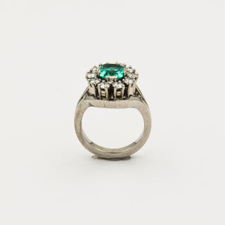 Entourage-Ring aus 750 Weißgold mit Smaragd und Brillant, nachhaltiger second hand Schmuck perfekt aufgearbeitet