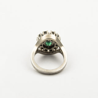 Entourage-Ring aus 750 Weißgold mit Smaragd und Brillant, nachhaltiger second hand Schmuck perfekt aufgearbeitet