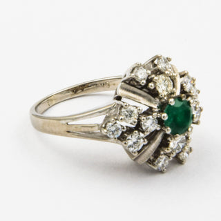 Entourage-Ring aus 585 Weißgold mit Smaragd und Brillant, nachhaltiger second hand Schmuck perfekt aufgearbeitet