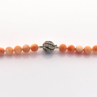 Korallenkette mit Schließe aus 750 Weißgold mit Diamant, nachhaltiger second hand Schmuck perfekt aufgearbeitet