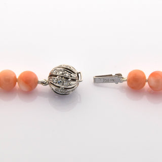 Korallenkette mit Schließe aus 750 Weißgold mit Diamant, nachhaltiger second hand Schmuck perfekt aufgearbeitet