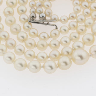 Zweireihige Perlenkette im Verlauf mit Schließe aus 925 Silber vergoldet, neuwertig, nachhaltiger second hand Schmuck perfekt aufgearbeitet