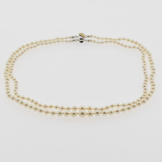 Zweireihige Perlenkette im Verlauf mit Schließe aus 925 Silber vergoldet, neuwertig, nachhaltiger second hand Schmuck perfekt aufgearbeitet