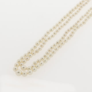 Zweireihige Perlenkette im Verlauf mit Schließe aus 925 Silber vergoldet, neuwertig, nachhaltiger second hand Schmuck perfekt aufgearbeitet