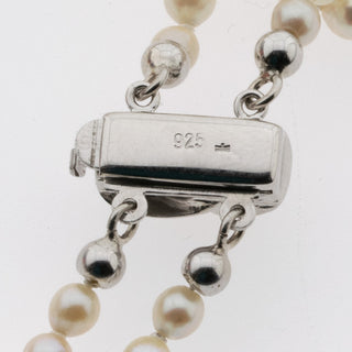 Zweireihige Perlenkette im Verlauf mit Schließe aus 925 Silber vergoldet, neuwertig, nachhaltiger second hand Schmuck perfekt aufgearbeitet