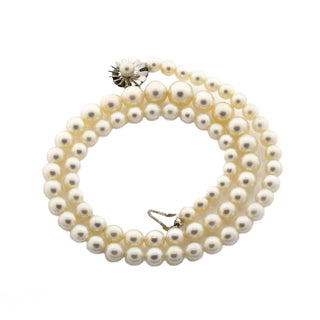 Perlenkette mit Schließe aus 585 Weißgold mit Perle, nachhaltiger second hand Schmuck perfekt aufgearbeitet