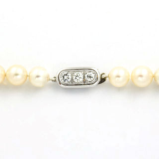 Perlenkette mit Schließe aus 750 Weißgold mit Brillant, nachhaltiger second hand Schmuck perfekt aufgearbeitet