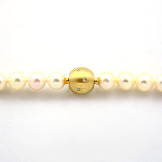 Perlenkette mit Schließe aus 750 Gelbgold mit Brillant, nachhaltiger second hand Schmuck perfekt aufgearbeitet