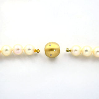 Perlenkette mit Schließe aus 750 Gelbgold mit Brillant, nachhaltiger second hand Schmuck perfekt aufgearbeitet