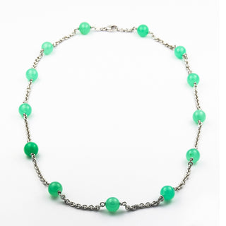 Halskette aus 585 Weißgold mit Chrysopras, nachhaltiger second hand Schmuck perfekt aufgearbeitet