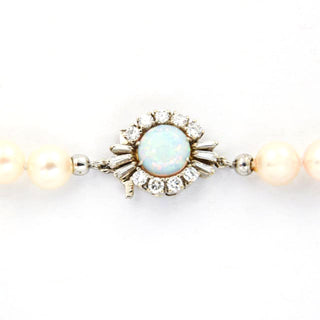 Perlenkette mit Schließe aus 585 Weißgold mit Opal und Diamant, nachhaltiger second hand Schmuck perfekt aufgearbeitet