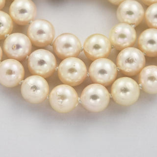 Perlenkette mit Schließe aus 750 Weißgold mit Brillant, nachhaltiger second hand Schmuck perfekt aufgearbeitet