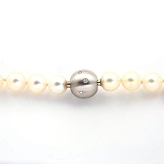 Perlenkette mit Schließe aus 750 Weißgold mit Brillant, nachhaltiger second hand Schmuck perfekt aufgearbeitet