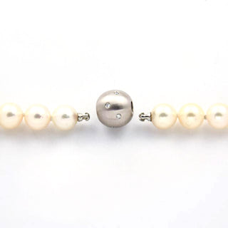 Perlenkette mit Schließe aus 750 Weißgold mit Brillant, nachhaltiger second hand Schmuck perfekt aufgearbeitet