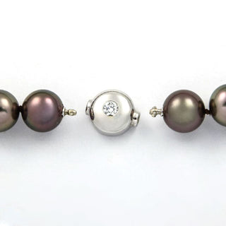 Perlenkette mit Schließe aus 585 Weißgold mit Brillant, nachhaltiger second hand Schmuck perfekt aufgearbeitet