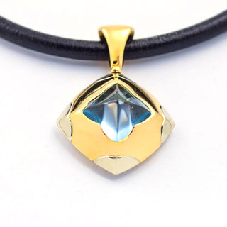 Bulgari Kette mit Anhänger Pyramide aus 750 Gelb- und Weißgold mit Topas, nachhaltiger second hand Schmuck perfekt aufgearbeitet