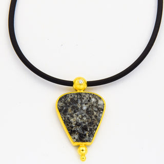 Christian Wolf Kette mit Anhänger aus 750 Gelbgold mit Jaspis und Diamant, nachhaltiger second hand Schmuck perfekt aufgearbeitet