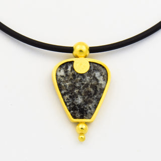 Christian Wolf Kette mit Anhänger aus 750 Gelbgold mit Jaspis und Diamant, nachhaltiger second hand Schmuck perfekt aufgearbeitet