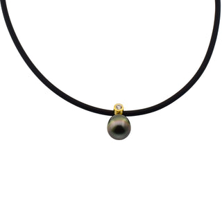 Kautschukschnur mit Perlenanhänger aus 750 Gelbgold mit Brillant, nachhaltiger second hand Schmuck perfekt aufgearbeitet