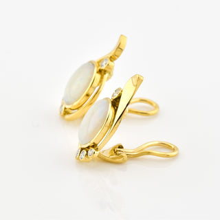 Ohrclips aus 750 Gelbgold mit Opal und Brillant, nachhaltiger second hand Schmuck perfekt aufgearbeitet