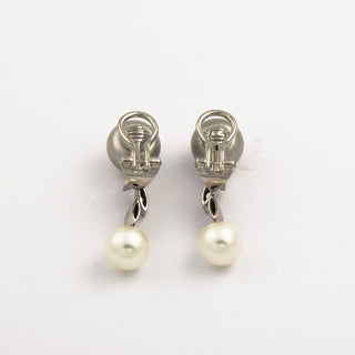 Ohrclips aus 750 Weißgold mit Diamant und Perle, nachhaltiger second hand Schmuck perfekt aufgearbeitet